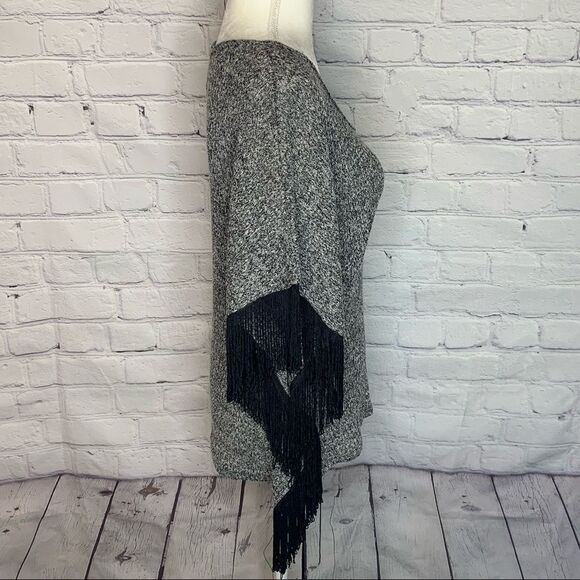 ROMEO AND JULIET COUTURE X GOSSIP GIRL Grey and black fringe poncho sweater - Picture 6 of 11